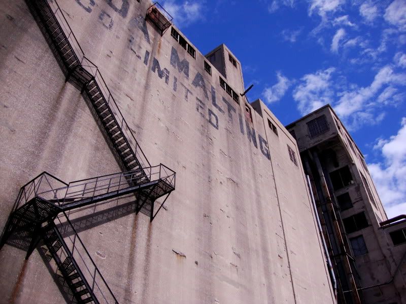 IMAGE: http://i41.photobucket.com/albums/e266/Zenandtheartofpics/UE/DSC00210.jpg