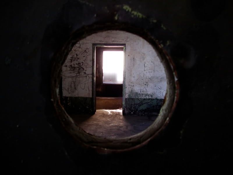 IMAGE: http://i41.photobucket.com/albums/e266/Zenandtheartofpics/UE/DSC00223.jpg