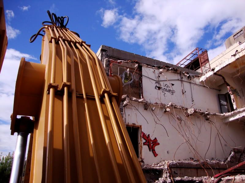 IMAGE: http://i41.photobucket.com/albums/e266/Zenandtheartofpics/UE/DSC00251.jpg