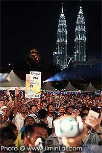 Image taken from Malaysiakini, hosting by Photobucket