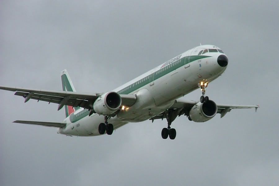 http://i41.photobucket.com/albums/e300/pauldyson1uk/alitali20506lhr.jpg