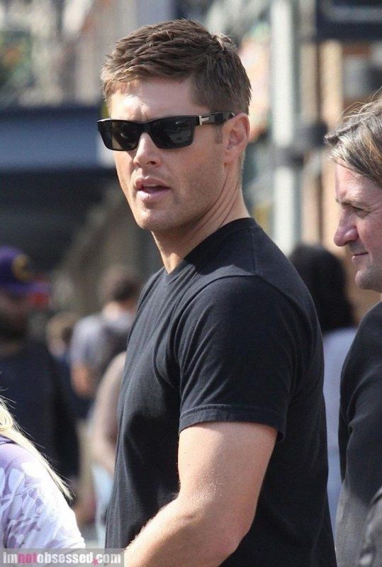 photo jared-padalecki-gets-surprise-visit-on-set-686557057.jpg
