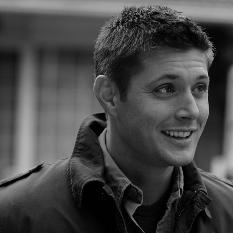 photo jensen-ackles-black-and-white-1024x1024-wallpaper-9763.jpg