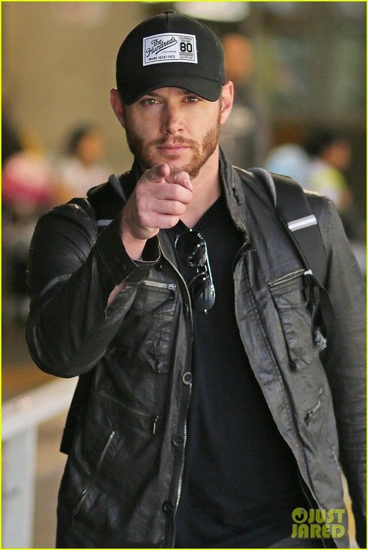 photo jensen-ackles-wants-you-points-out-photogs-02 2.jpg